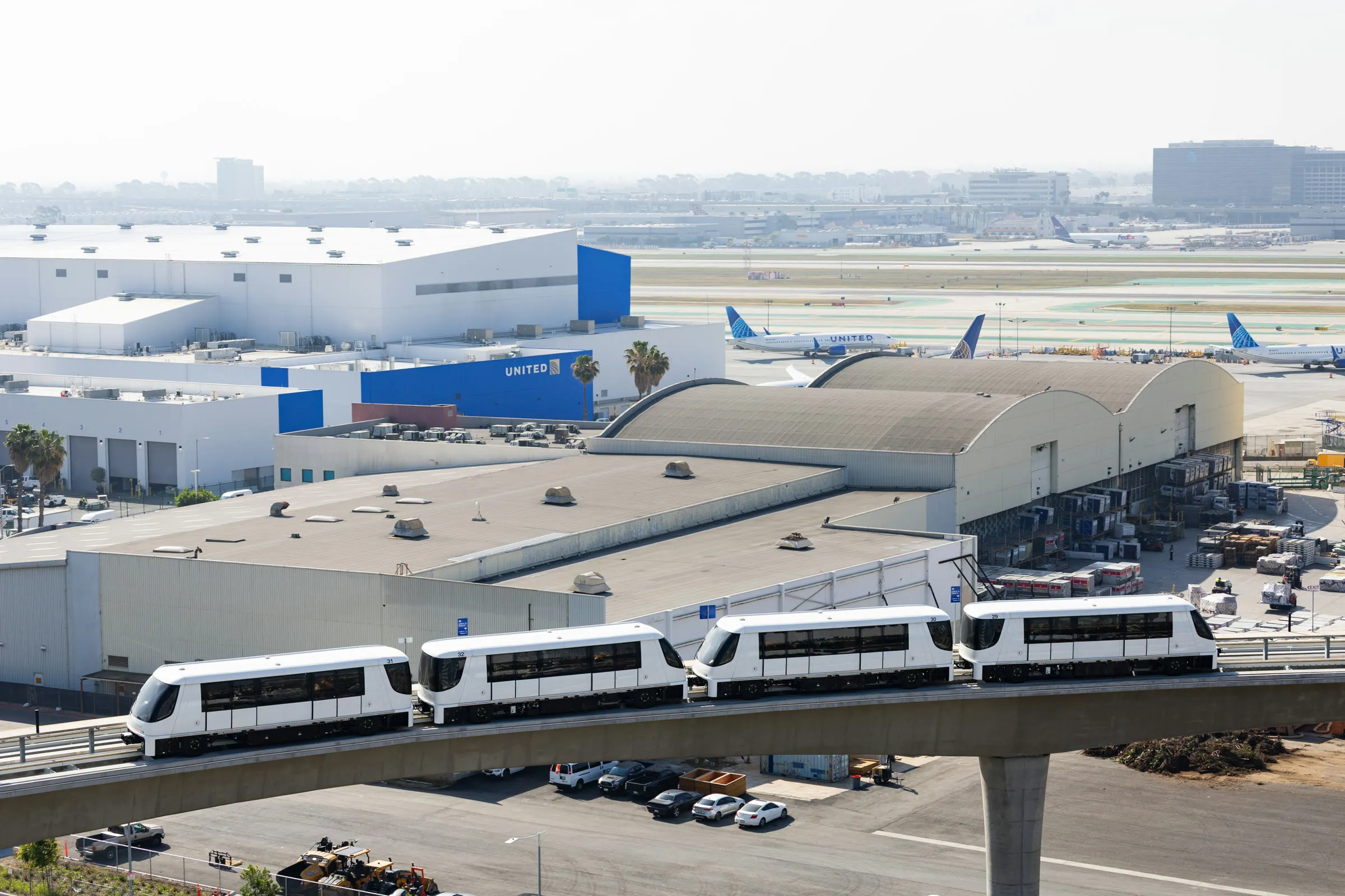 国際空港と、空港内を結ぶ自動運転の交通システムの空撮