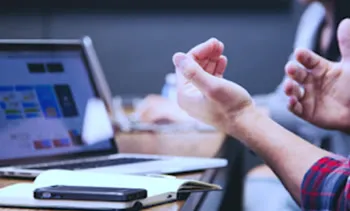 ノートパソコンで作業する人の手元