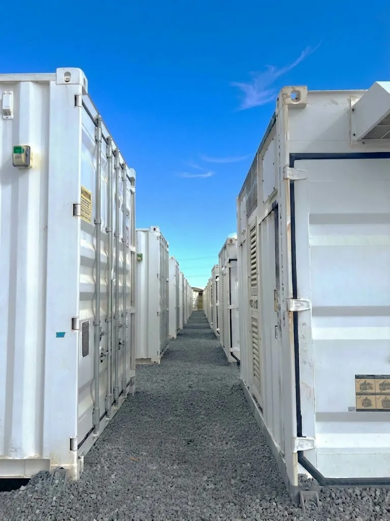 再生可能エネルギー発電所に並ぶ、コンテナ型のSCiB蓄電ユニット